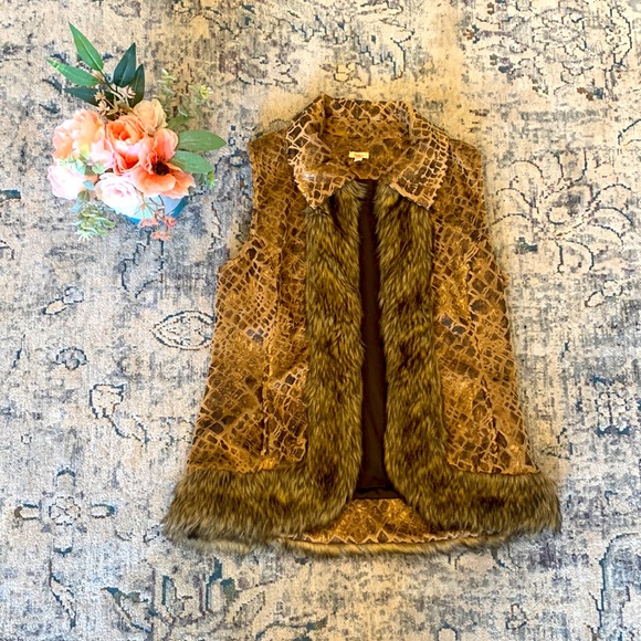 Reba Small Giraffe print vest faux fur trim - Picture 1 of 6